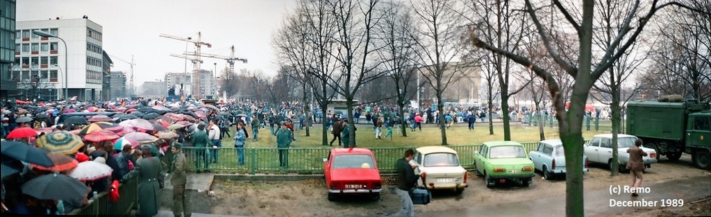 Brandenburger Tor am 22. Dezember 1989 – Panoramaaufnahme von Remo Kurka während der Grenzöffnung