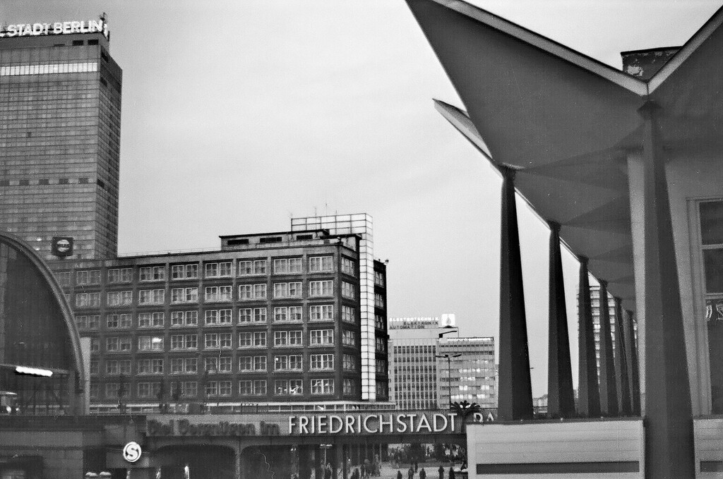 Berlin Alexanderplatz, 1989, Bahnhof, Alextreff, Hotel Stadt Berlin (c) Remo Kurka